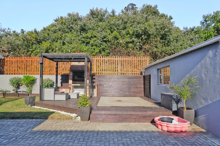 5 Bedroom Property for Sale in Sunrise On Sea Eastern Cape